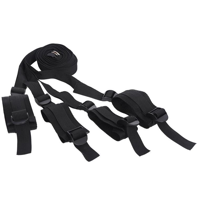 Auf dem Bett gefesselt binden – lass sie frei