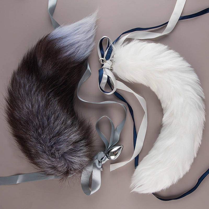 キツネがアナルプラグで大きな尻尾をプレイ