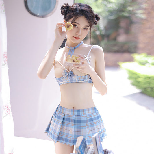 Sexy japanische Schulmädchenuniform mit offenem Körbchen
