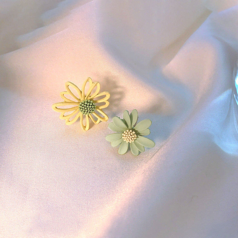 Girly heart small daisy earrings/small fresh and wild flower earrings