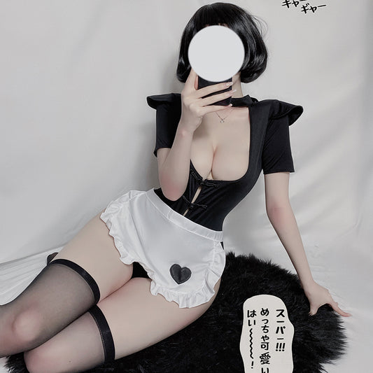 Japanisches sexy Dienstmädchen mit offener Ausrüstung 